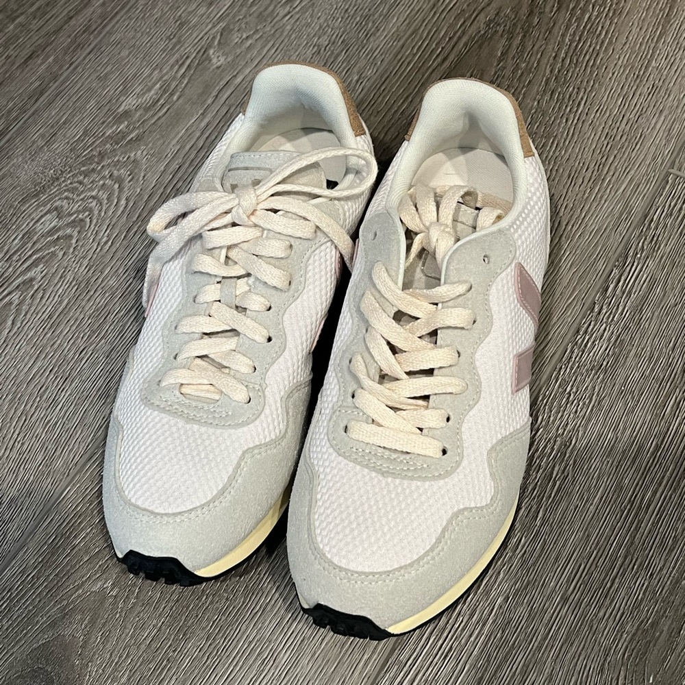 Women’s VEJA Sneakers. Brand new!!!